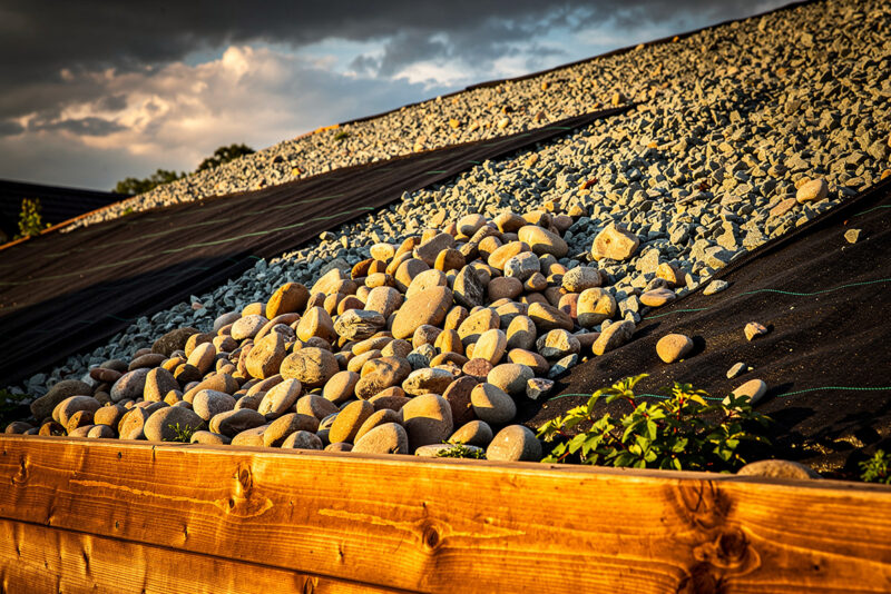 Comment bloquer des galets qui glissent sur une bâche de talus ?